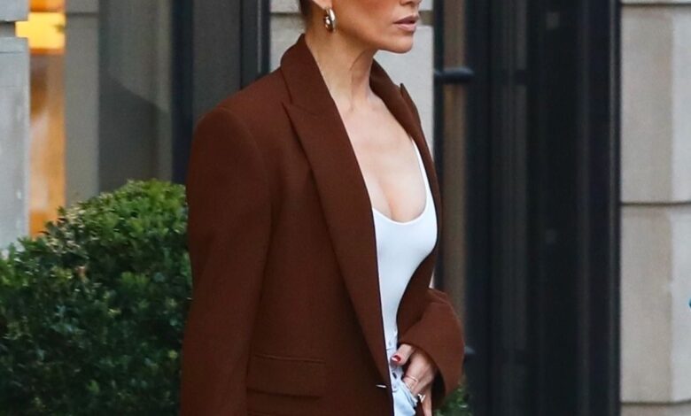 Jennifer Lopez wears the Espresso shoe trend