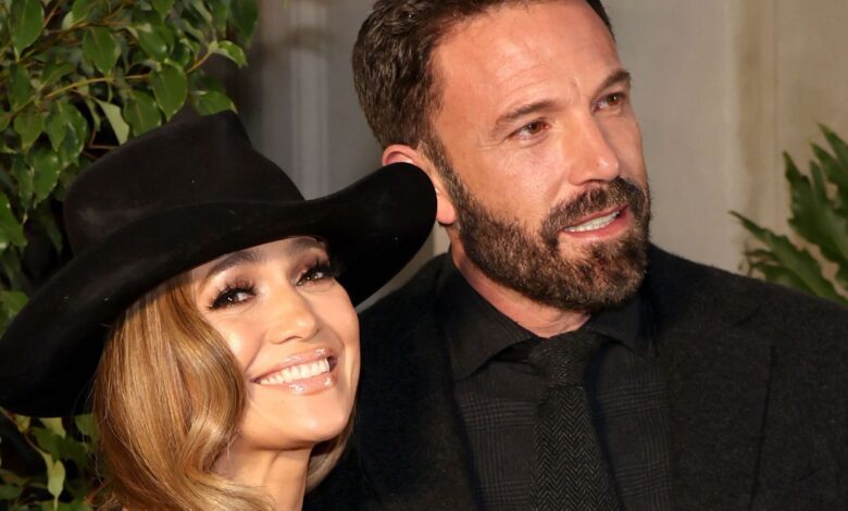 Ben Affleck hides his ring finger amid rumors of divorce from Jennifer Lopez