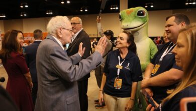 Berkshire Hathaway's 2024 meeting is on Saturday.  Here's how to watch