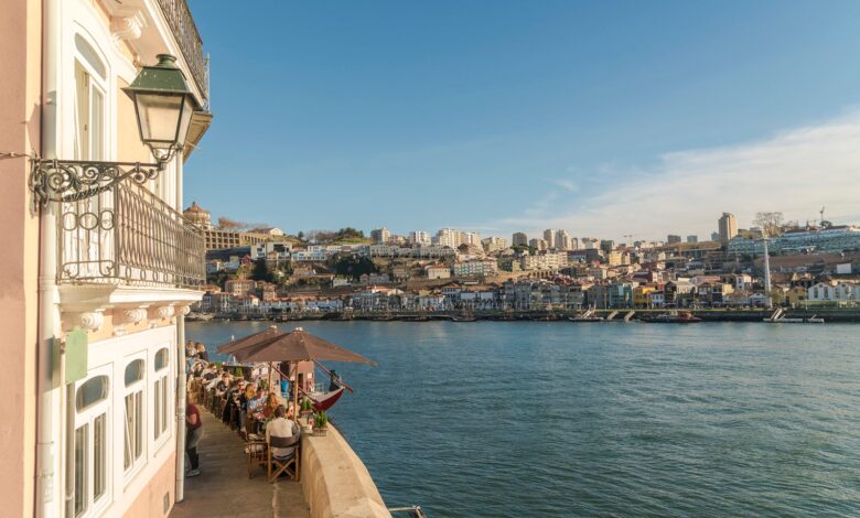 Portugal, Porto, Sidewalk cafe byÊDouro riverÊ