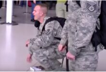 The soldier knelt down when his parents were not present to greet him