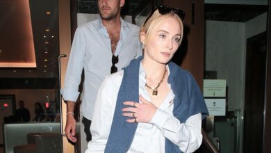 Sophie Turner wears stylish jeans for fall