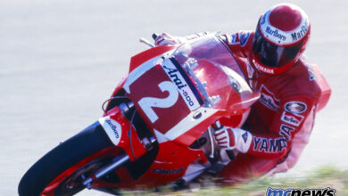 First corner of the Arai 500 race with #2 Kevin Magee/Yamaha 989 and #32 Rob Phillis/Kawasaki 750.