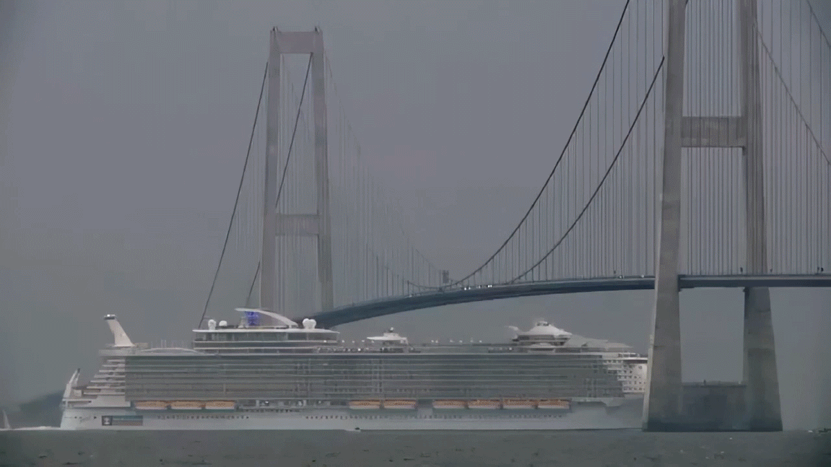 This is how giant cruise ships pass over suspension bridges