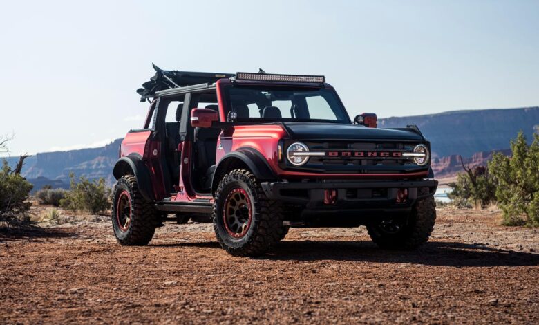 Ford Bronco Thief Tries to Drive Over Cop Car, Knows Not All Off-Road Vehicles Are Monster Trucks